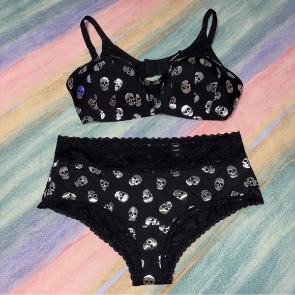 Torrid Black/White Skull Push-Up swim set women’s size 40D top , size 2 bottoms - Picture 4 of 10
